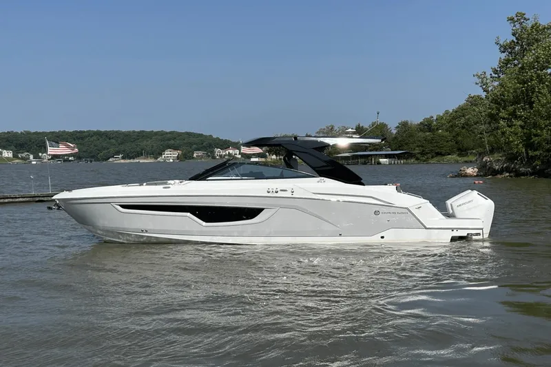 Slide: The Image of Cruisers 34 GLS Outboard 2024 - 5