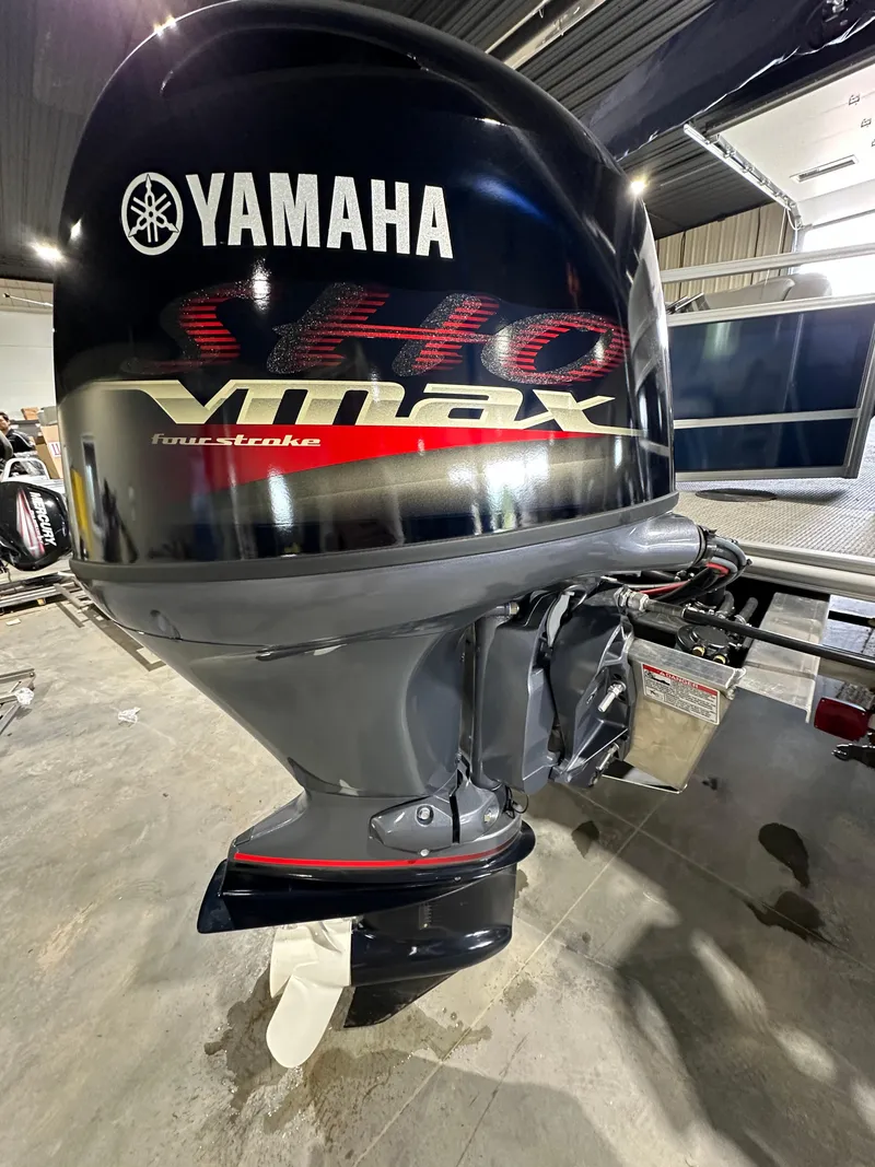 Slide: The Image of 2024 Starcraft LX22RDH with Yamaha VMAX SHO outboard motor. - 10