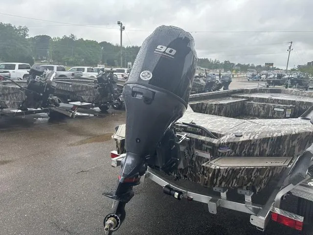 Slide: The Image of Avid 18 Commander 2025 - 11