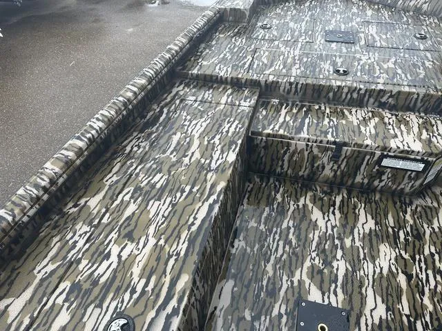 Slide: The Image of Avid 18 Commander 2025 - 18