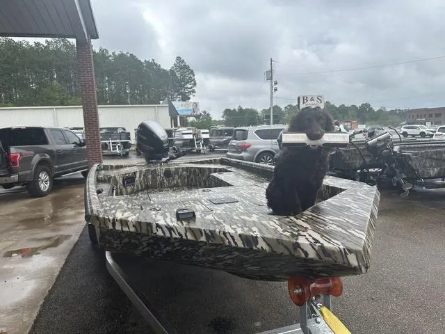 Slide: The Image of Avid 18 Commander 2025 - 2