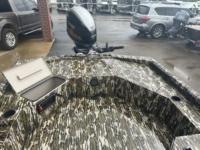 Slide: The Image of Avid 18 Commander 2025 - 24