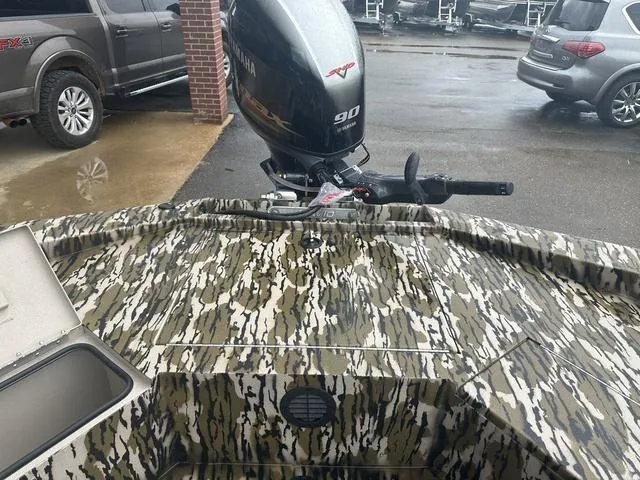 Slide: The Image of Avid 18 Commander 2025 - 26