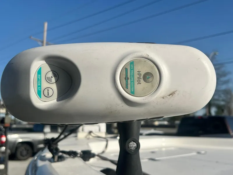 Slide: The Image of Minn Kota i-Pilot trolling motor on a 2013 Sea Hunt BX 22 Pro boat. - 7