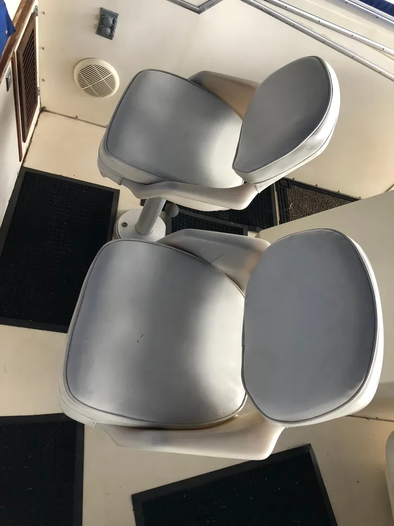 Slide: The Image of 1986 Chris-Craft Catalina boat interior with two cushioned seats. - 10