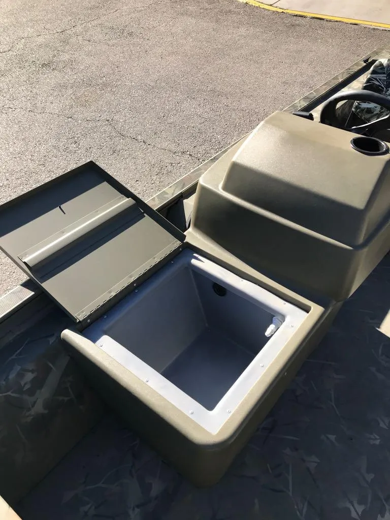 Slide: The Image of 2024 Tracker Grizzly 1754 SC boat with open storage compartment. - 11