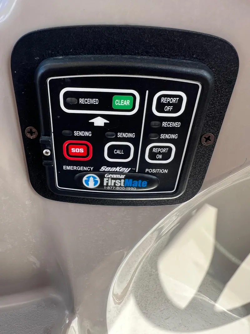 Slide: The Image of Emergency control panel on a 2003 Four Winns 268 Vista boat. - 23