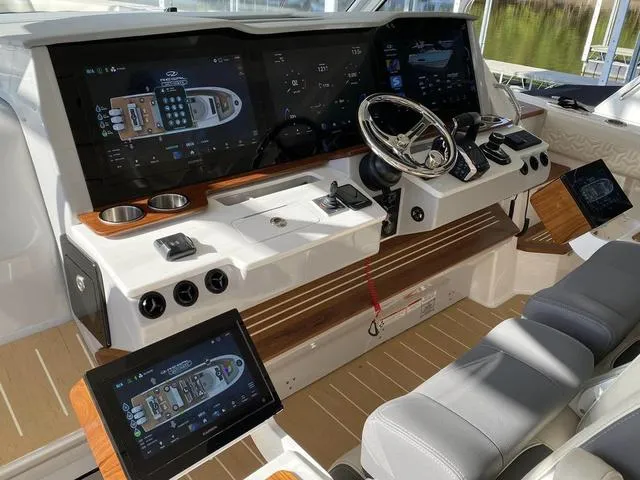 Slide: The Image of Regal 50 SAV 2025 - 25