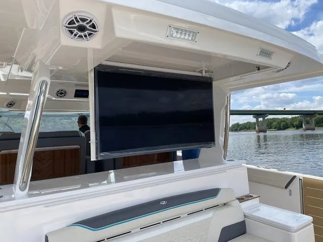 Slide: The Image of Regal 50 SAV 2025 - 32