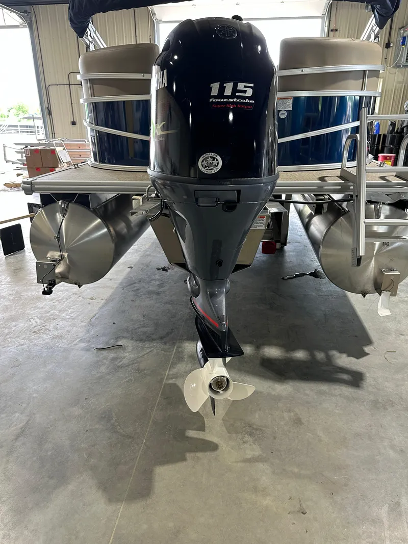 Slide: The Image of 2024 Starcraft LX22RDH pontoon boat with Yamaha 115 outboard motor. - 19