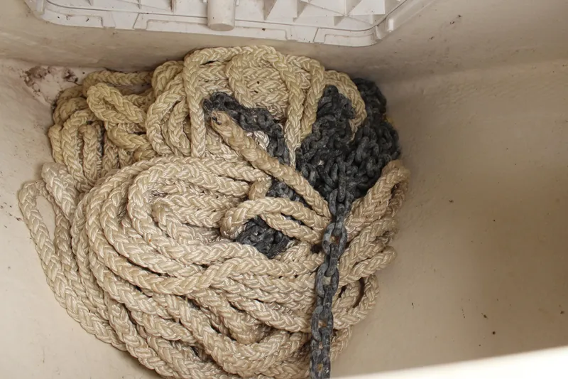 Slide: The Image of Coiled rope and chain in a Parker 2520 XL Deep Vee Sport Cabin, 2020 model. - 24
