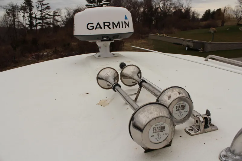 Slide: The Image of Radar and horns on 2020 Parker 2520 XL Deep Vee Sport Cabin boat. - 26