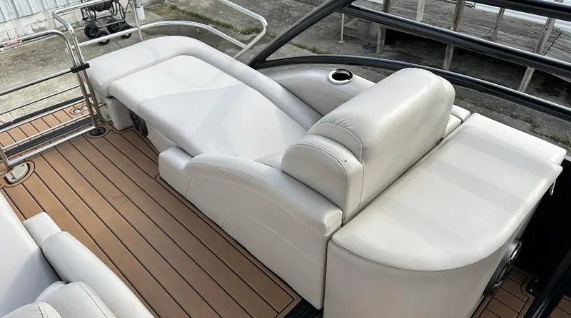 Slide: The Image of 2014 Bennington 2550 QSR boat with luxurious white leather seating and teak flooring. - 10