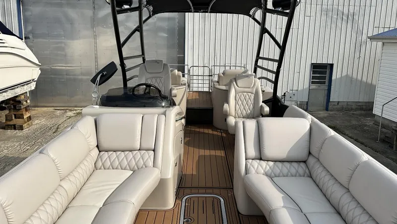 Slide: The Image of 2014 Bennington 2550 QSR pontoon boat with luxurious seating and modern design. - 13