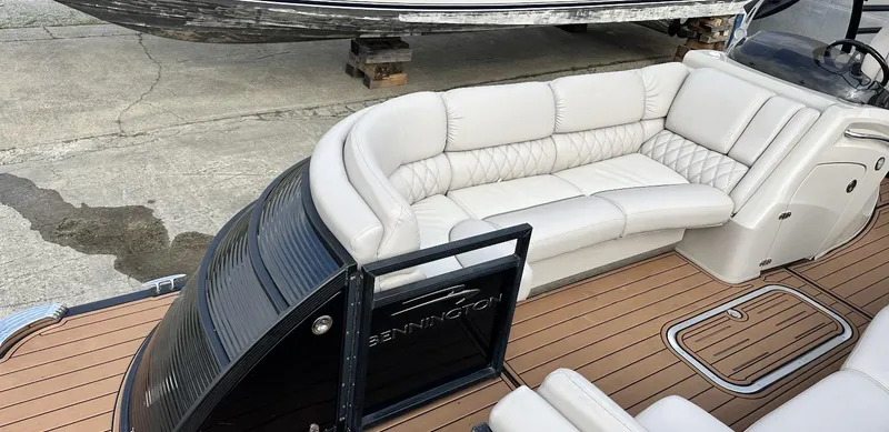 Slide: The Image of 2014 Bennington 2550 QSR pontoon boat with luxurious seating and teak flooring. - 14