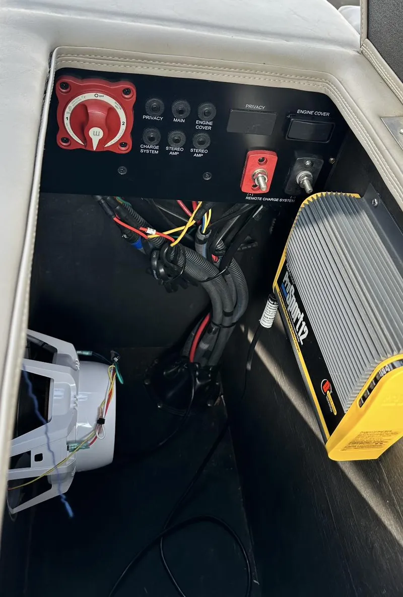 Slide: The Image of Control panel and wiring of a 2014 Bennington 2550 QSR boat. - 18