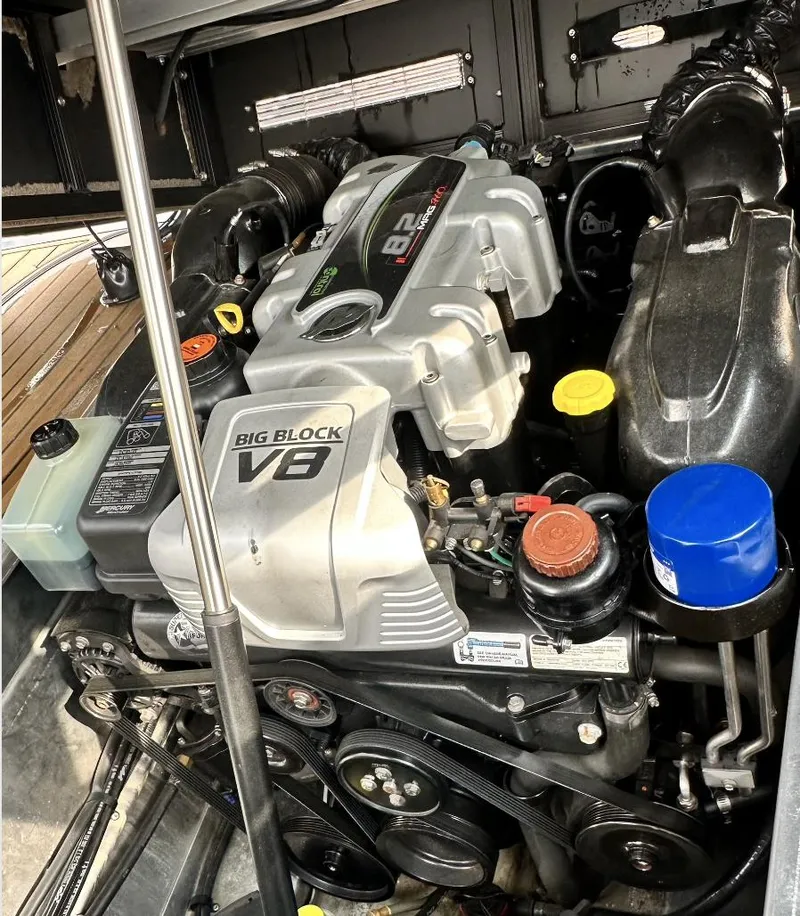 Slide: The Image of 2014 Bennington 2550 QSR boat engine, Big Block V8, detailed view. - 20
