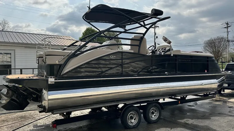 Slide: The Image of 2014 Bennington 2550 QSR pontoon boat on a trailer, side view. - 6