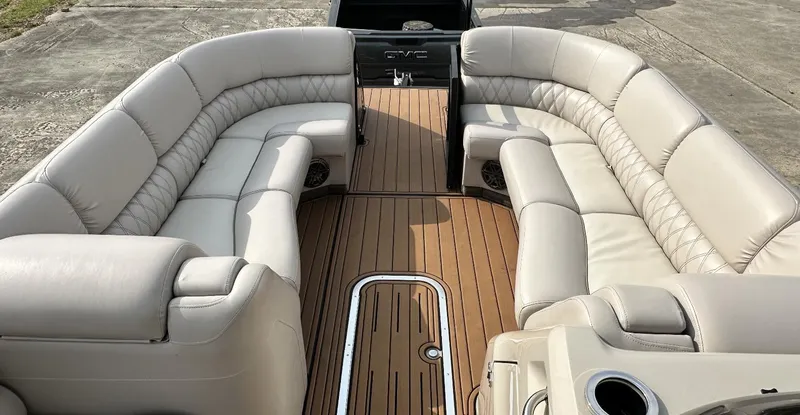 Slide: The Image of 2014 Bennington 2550 QSR boat interior with luxurious seating and wooden flooring. - 9