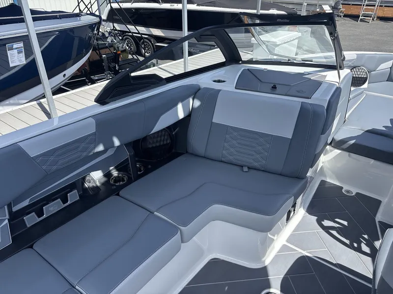 Slide: The Image of Malibu Wakesetter 25 LSV 2024 - 10