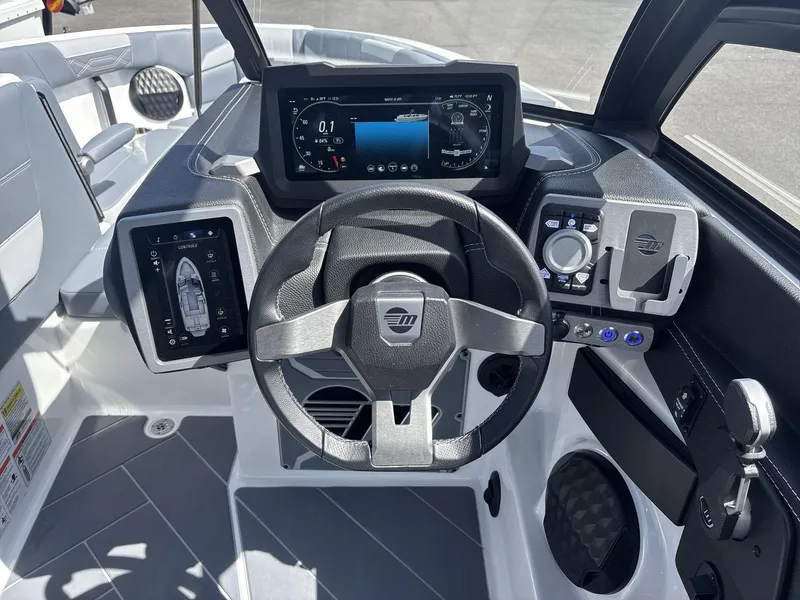 Slide: The Image of Malibu Wakesetter 25 LSV 2024 - 12