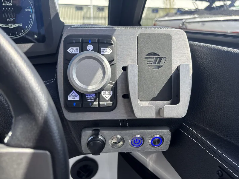 Slide: The Image of Malibu Wakesetter 25 LSV 2024 - 15