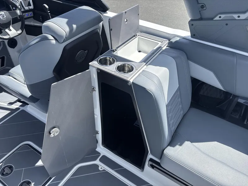 Slide: The Image of Malibu Wakesetter 25 LSV 2024 - 16