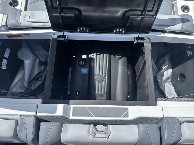 Slide: The Image of Malibu Wakesetter 25 LSV 2024 - 19