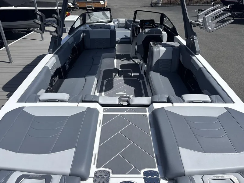 Slide: The Image of Malibu Wakesetter 25 LSV 2024 - 7