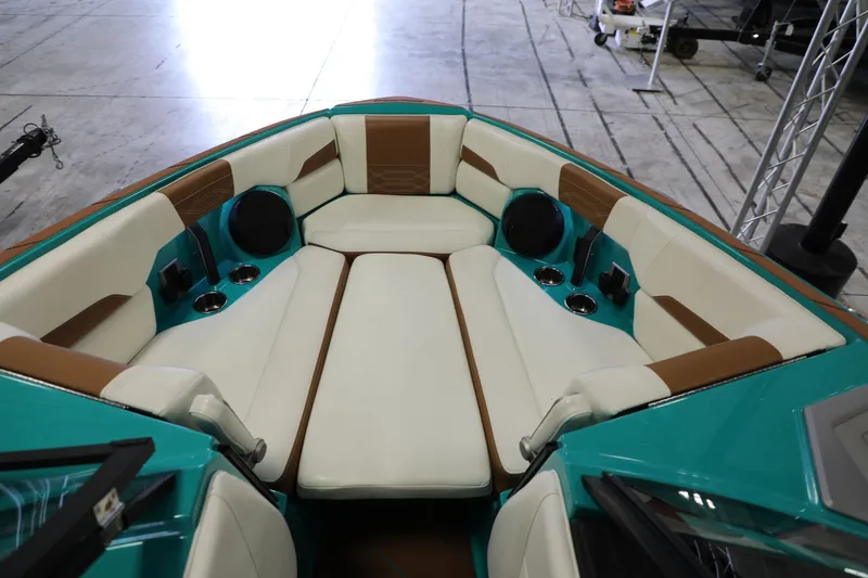Slide: The Image of Malibu 26 LSV 2023 - 16