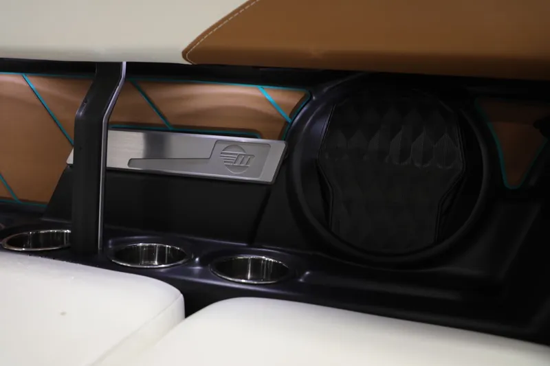 Slide: The Image of Malibu 26 LSV 2023 - 5