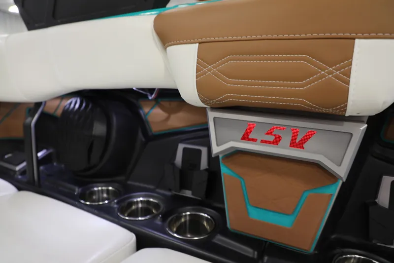 Slide: The Image of Malibu 26 LSV 2023 - 8