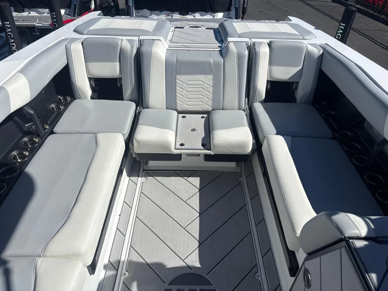 Slide: The Image of Malibu 26 LSV 2024 - 15