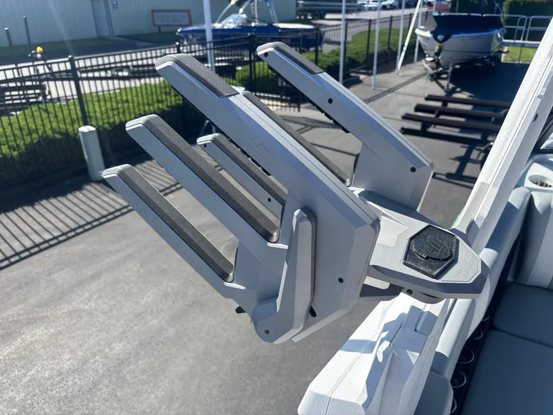 Slide: The Image of Malibu 26 LSV 2024 - 16