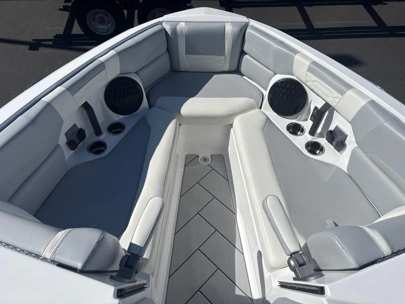 Slide: The Image of Malibu 26 LSV 2024 - 6