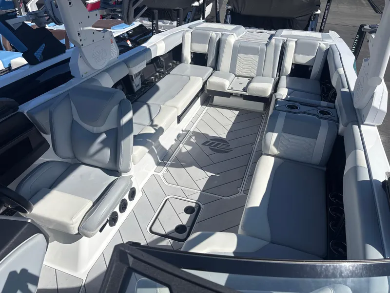 Slide: The Image of Malibu 26 LSV 2024 - 7