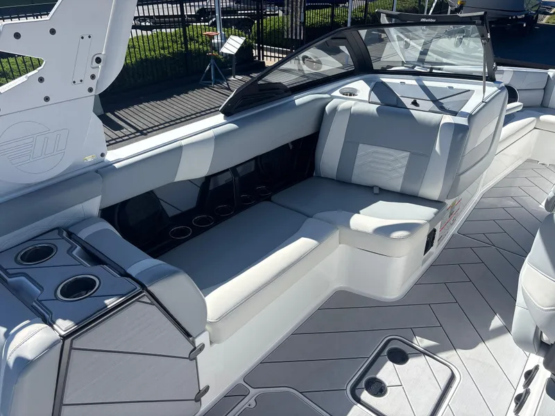 Slide: The Image of Malibu 26 LSV 2024 - 8