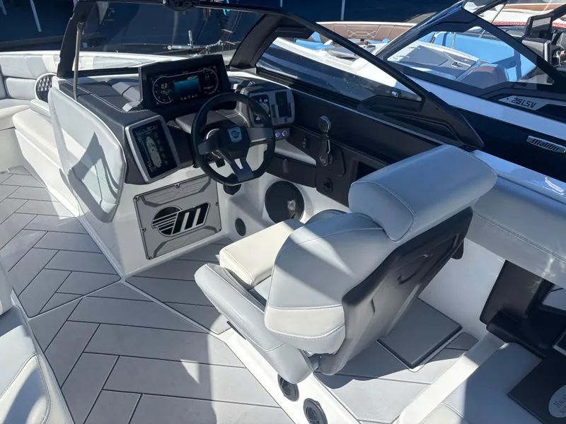 Slide: The Image of Malibu 26 LSV 2024 - 9