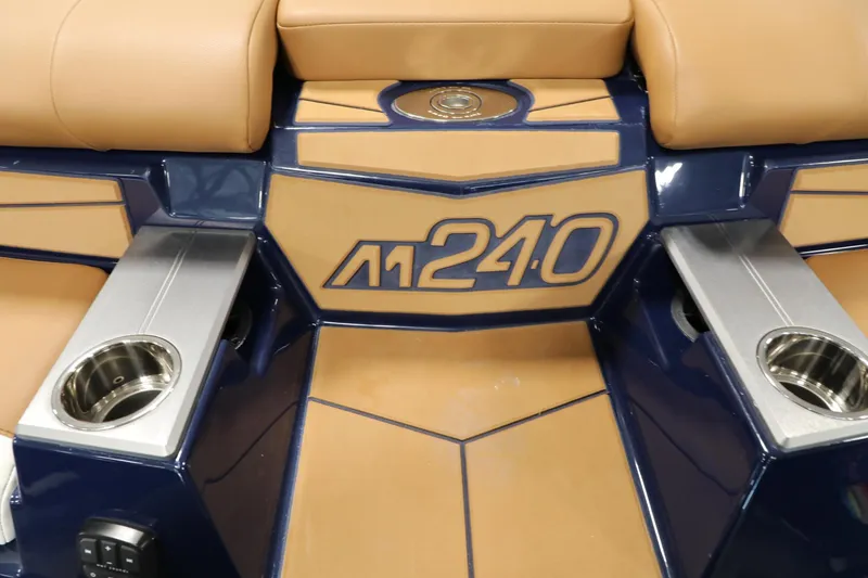 Slide: The Image of Malibu M240 2023 - 17