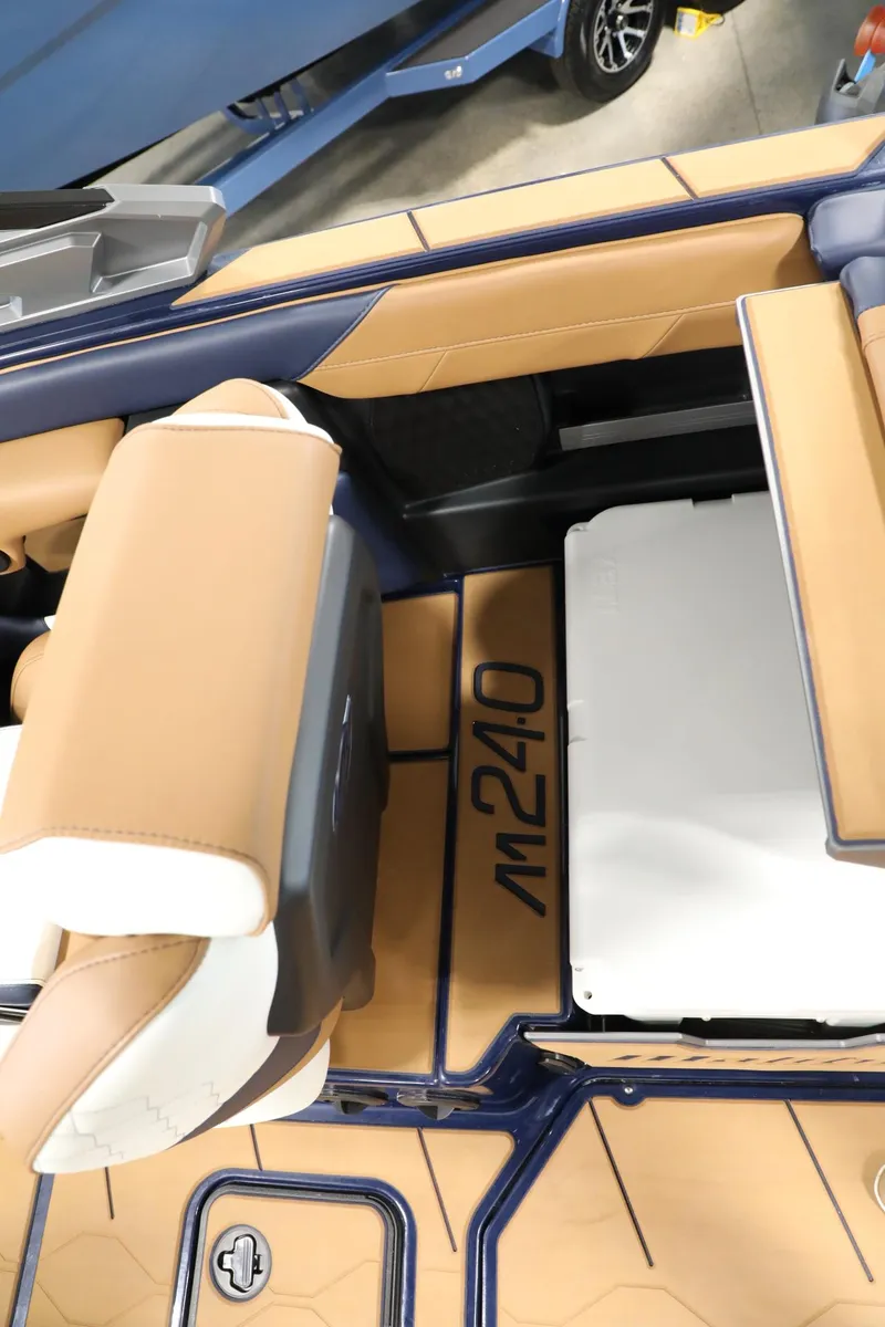 Slide: The Image of Malibu M240 2023 - 23