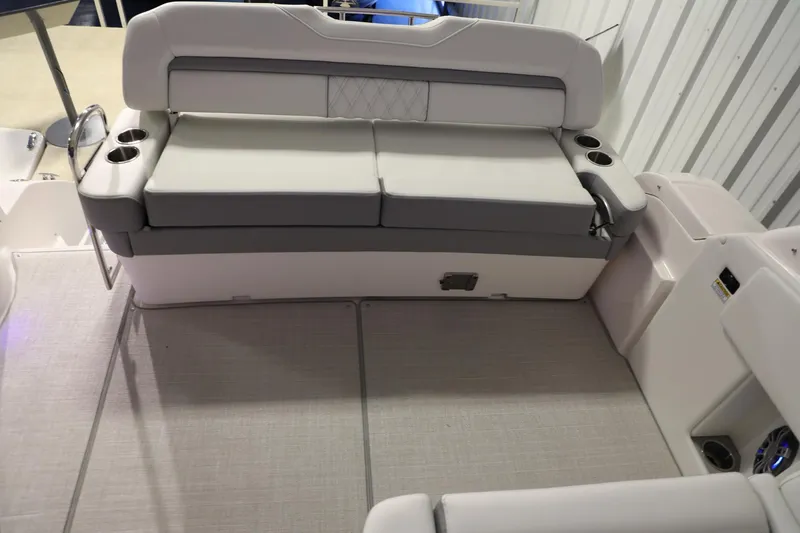 Slide: The Image of Regal 33 Express 2024 - 15