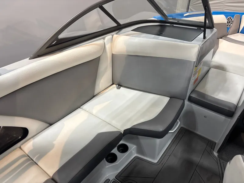 Slide: The Image of Tige R23 2017 - 10