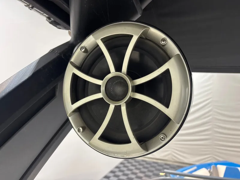 Slide: The Image of Tige R23 2017 - 19