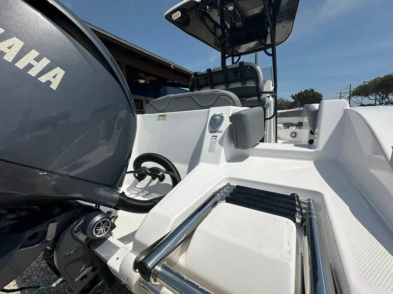 Slide: The Image of 2024 NauticStar 222 OSL boat with Yamaha engine, rear deck view. - 20