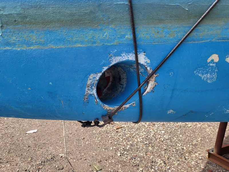 Slide: The Image of Damaged hull of a 1998 Hunter 280 boat. - 13