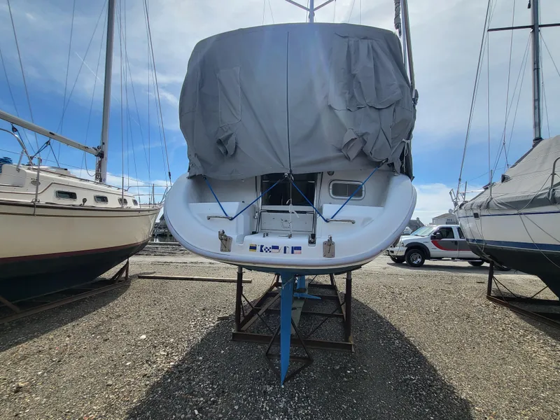 Slide: The Image of Rear view of a covered 1998 Hunter 280 yacht. - 17