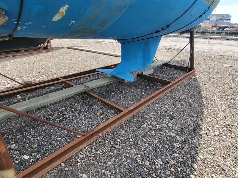 Slide: The Image of Keel of a blue 1998 Hunter 280 sailboat on a stand. - 18