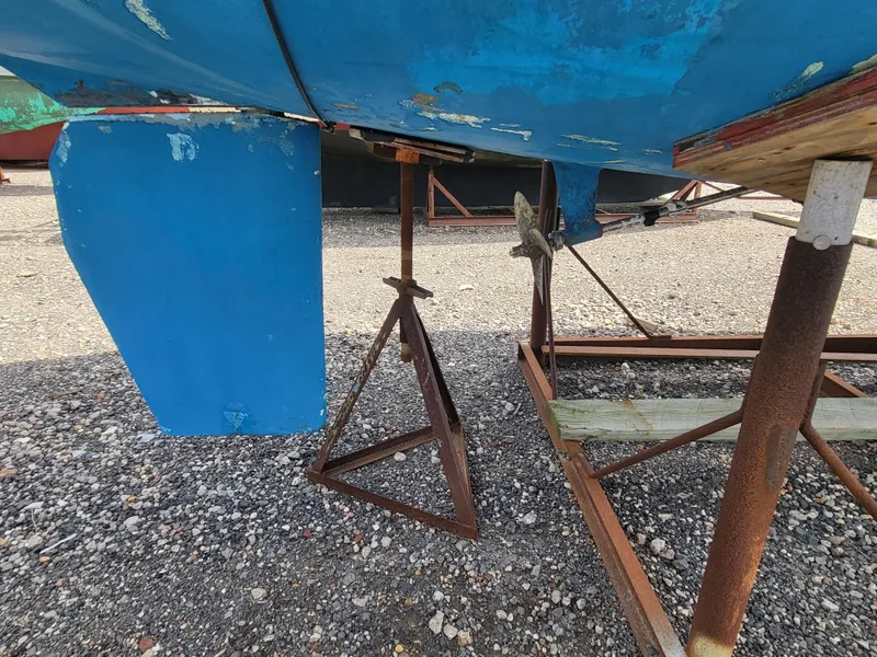 Slide: The Image of Underside of a 1998 Hunter 280 boat on a stand. - 19