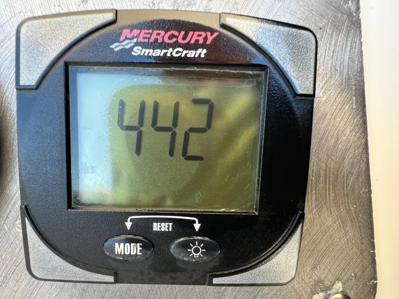Slide: The Image of Mercury SmartCraft display showing 442 hours on a 2008 Trophy 2503 boat. - 40