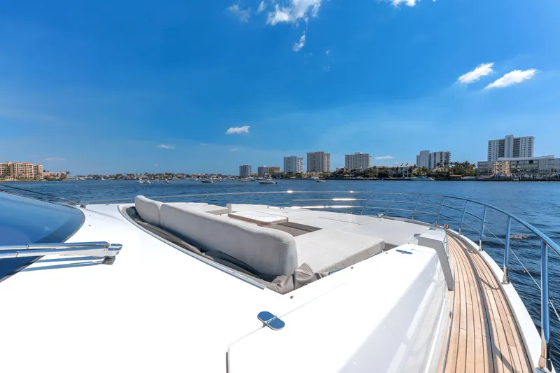 Slide: The Image of Azimut 72 Flybridge 2020 - 13